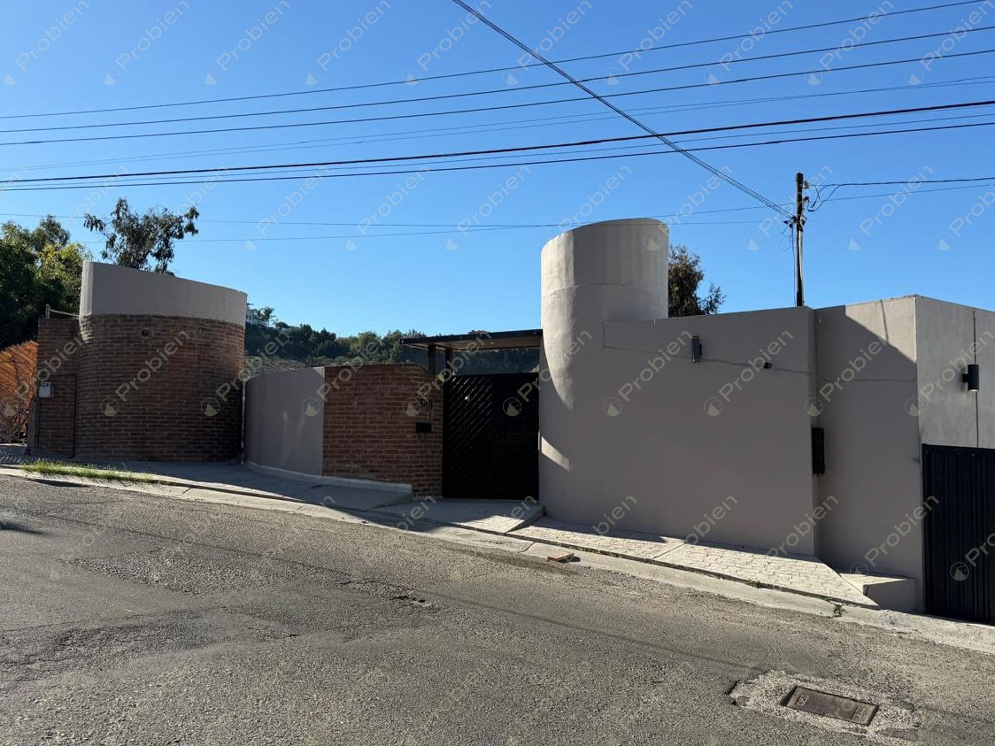 Casa en Renta en Lomas de Aguacaliente – Zona Residencial Tranquila y Bien Ubicada