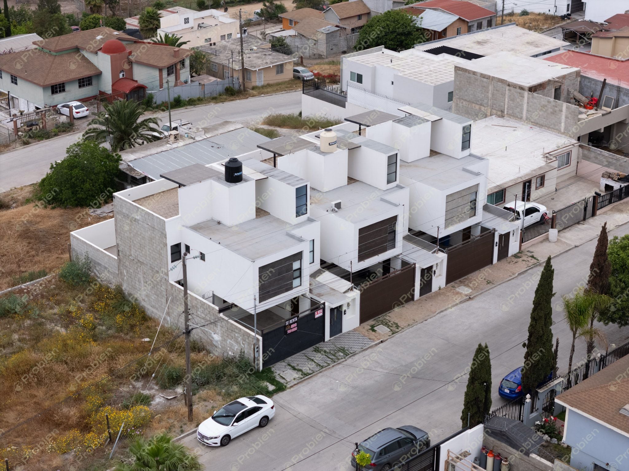 Moderna Casa en Renta en Rosarito – 3 Niveles, Terraza y Amplio Patio - Foto 1 de 22