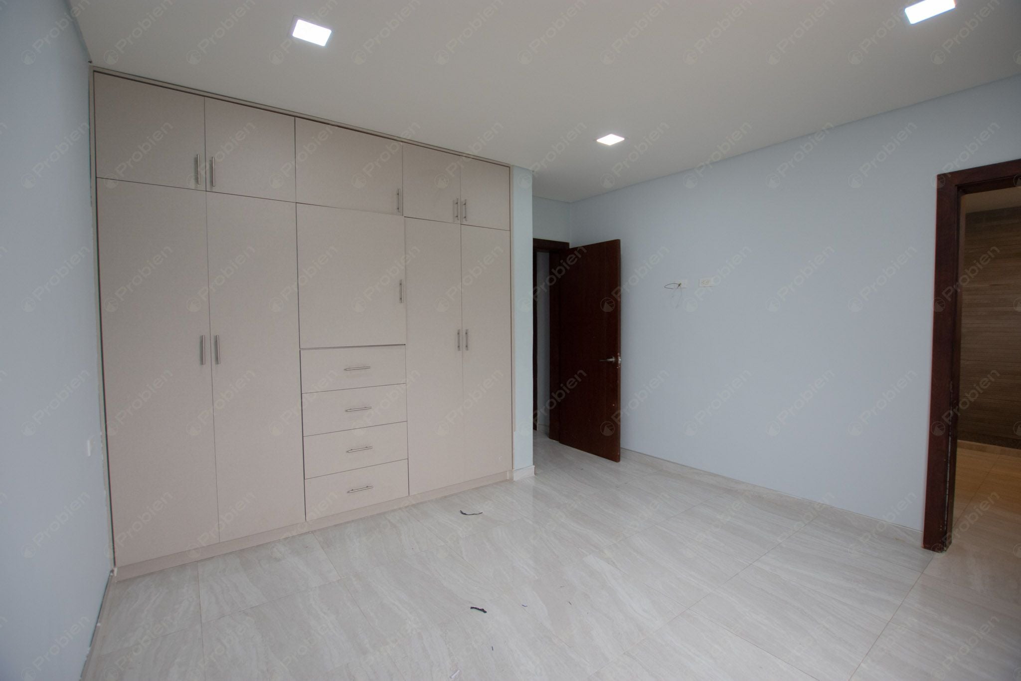 Moderna Casa en Renta en Rosarito – 3 Niveles, Terraza y Amplio Patio - Foto 13 de 22