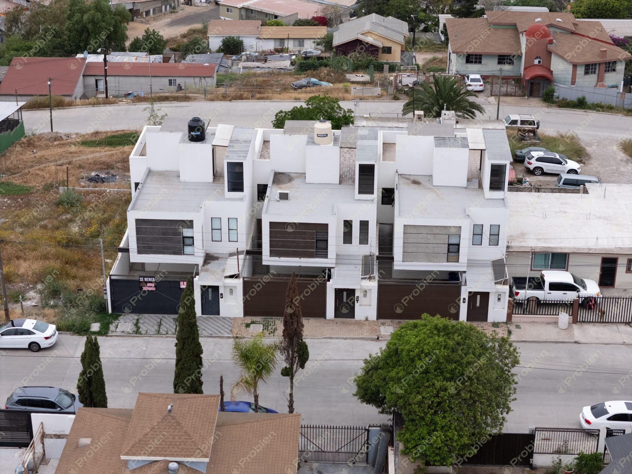 Moderna Casa en Renta en Rosarito – 3 Niveles, Terraza y Amplio Patio - Foto 2 de 22