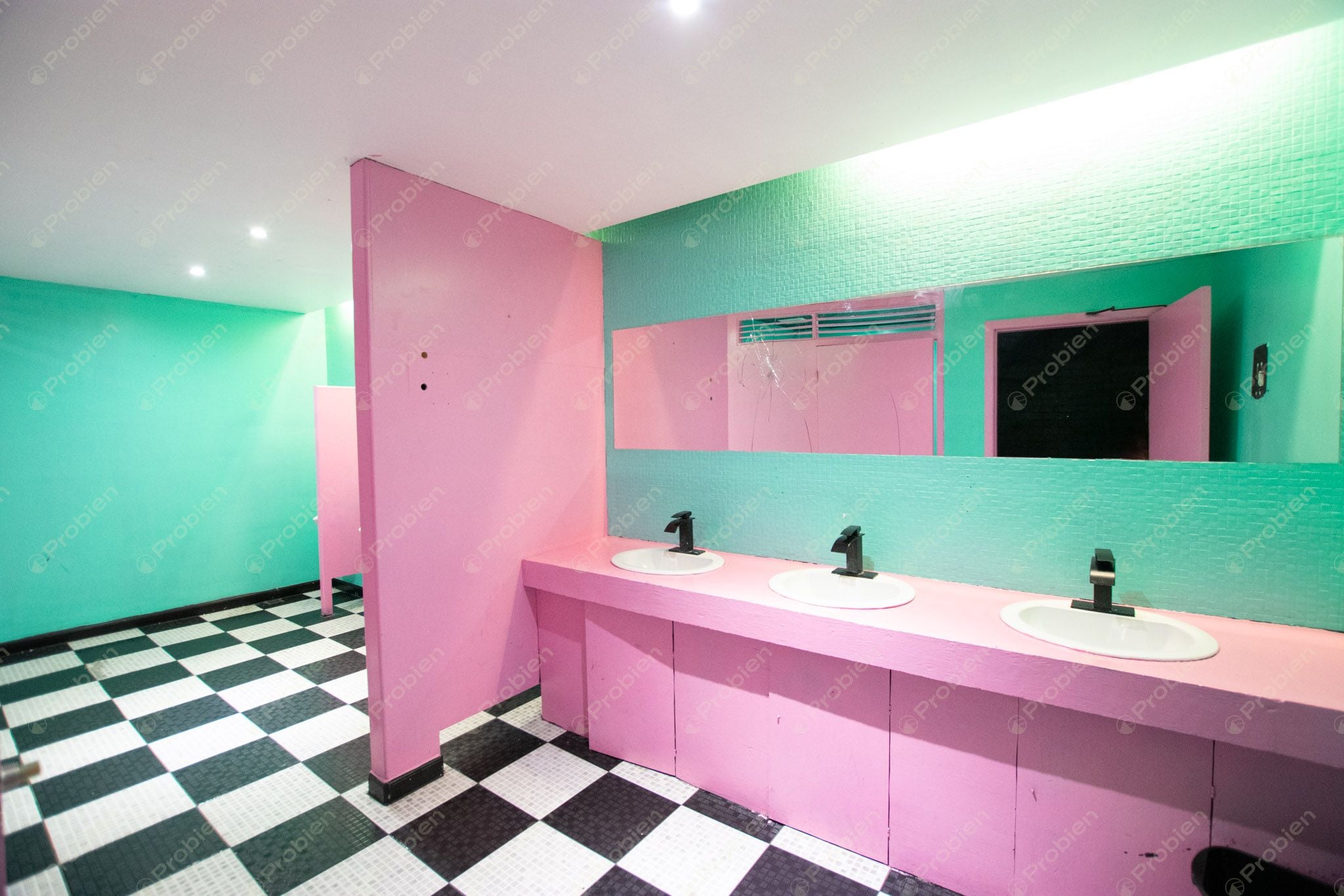 Local Comercial en Renta en El Foro – Zona Centro Tijuana, 980 m² en el Icónico Palacio Jai Alai - Foto 17 de 30