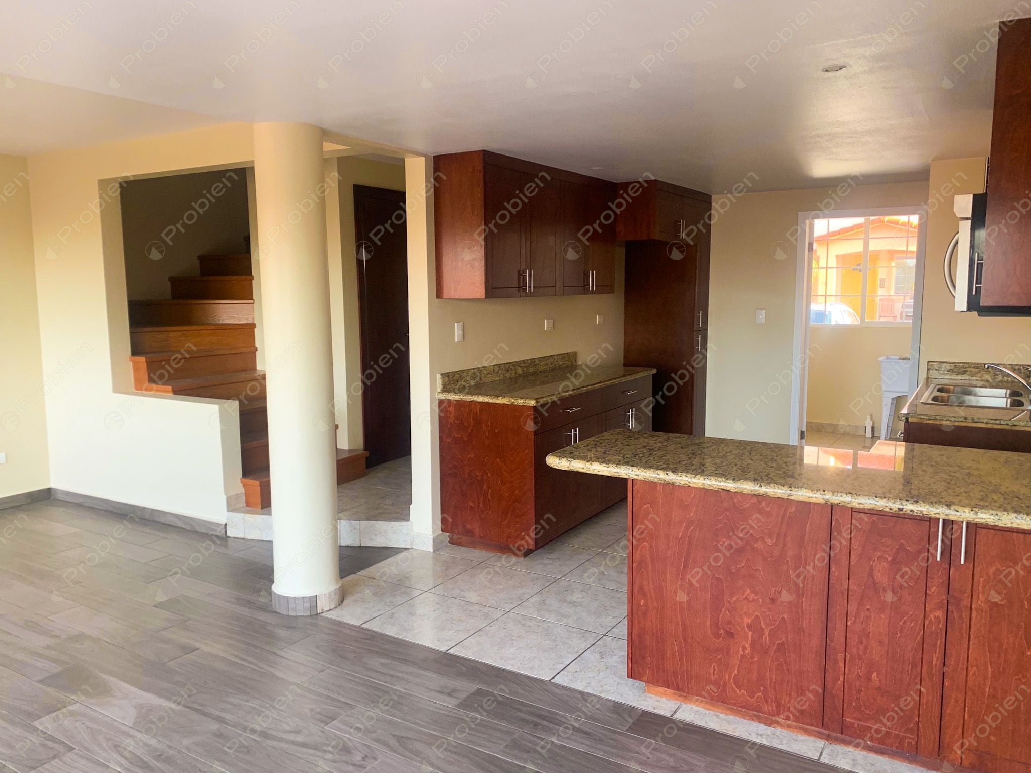 Hermosa Casa en Renta en La Cúspide – Vista al Mar y Terraza con Pérgola - Foto 2 de 19