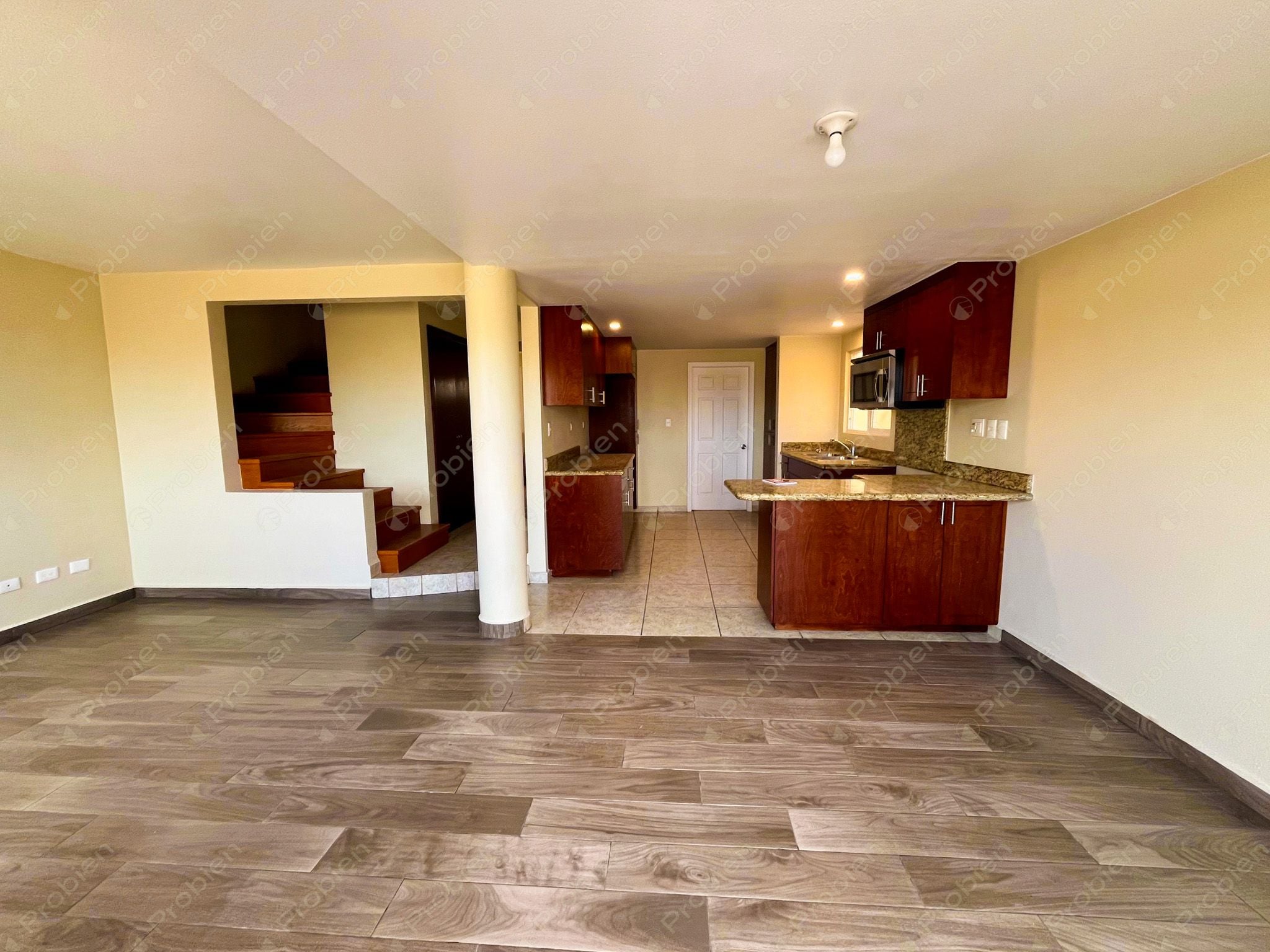 Hermosa Casa en Renta en La Cúspide – Vista al Mar y Terraza con Pérgola - Foto 3 de 19