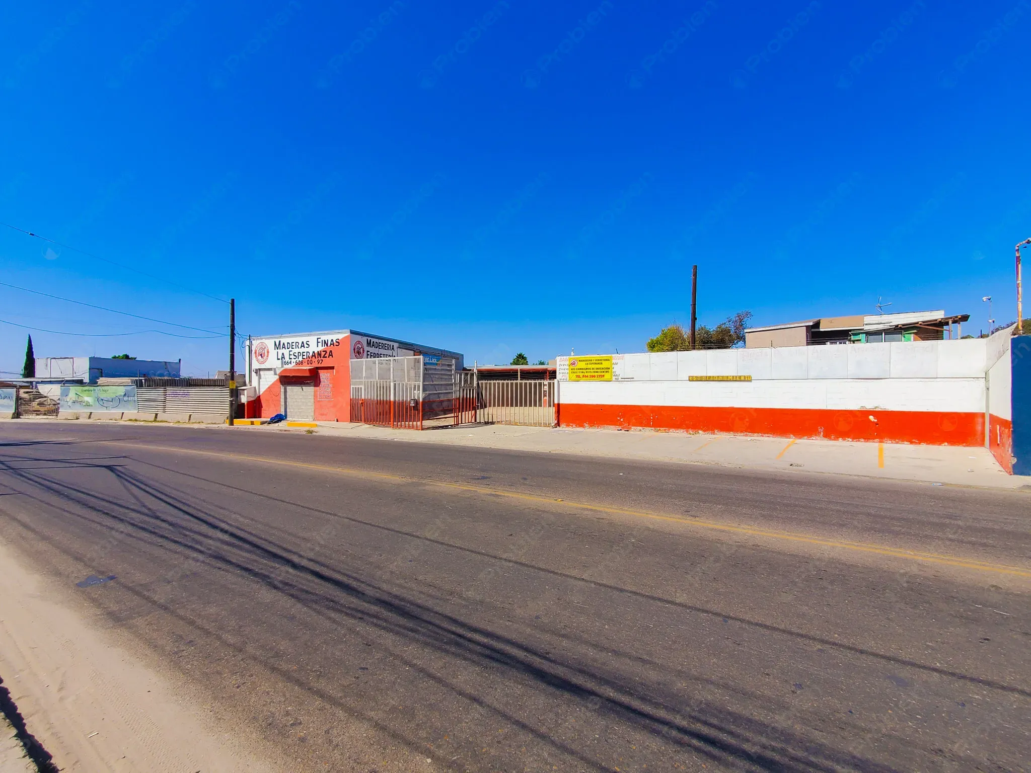 Terreno Comercial con local en renta - Alba roja - Foto 2 de 16