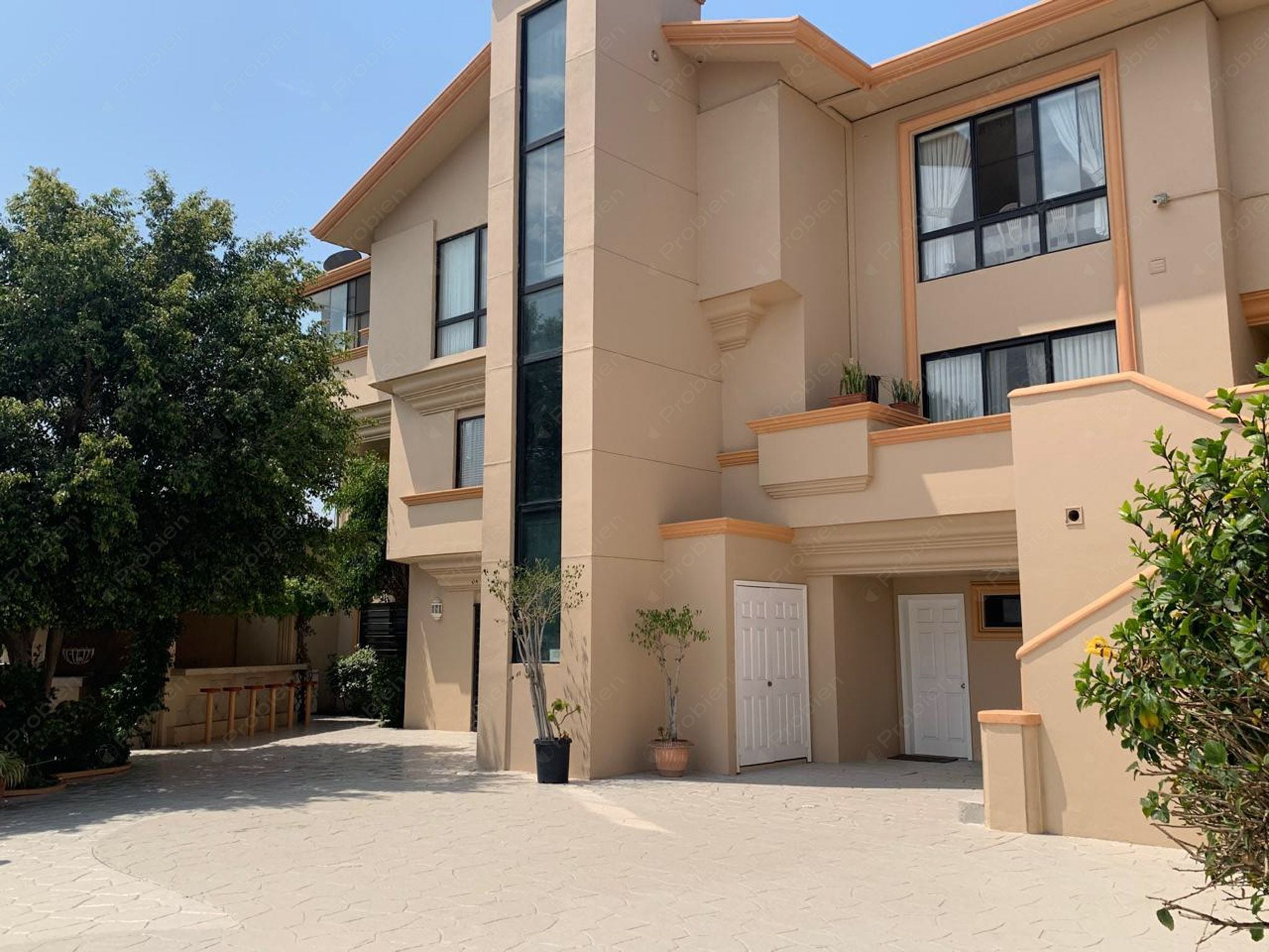 Casa en Renta / Venta en Laderas de Monterrey – 3 Niveles, Elevador y Amplio Patio con Vista - Foto 1 de 19