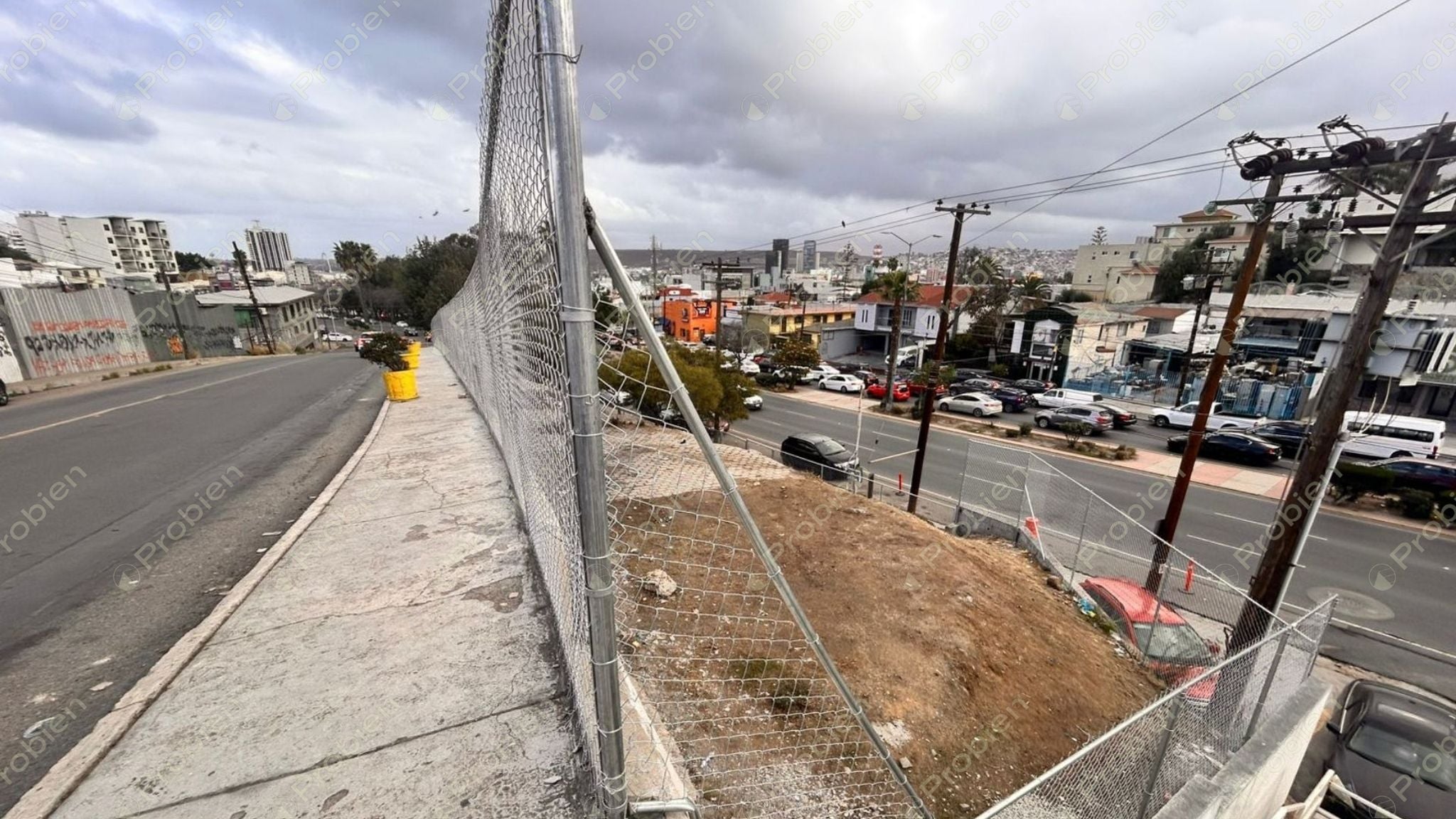 Terreno en venta y renta con doble frente comercial en Blvd Fundadores y Av. de la Televisión de 766 m² - Foto 2 de 6