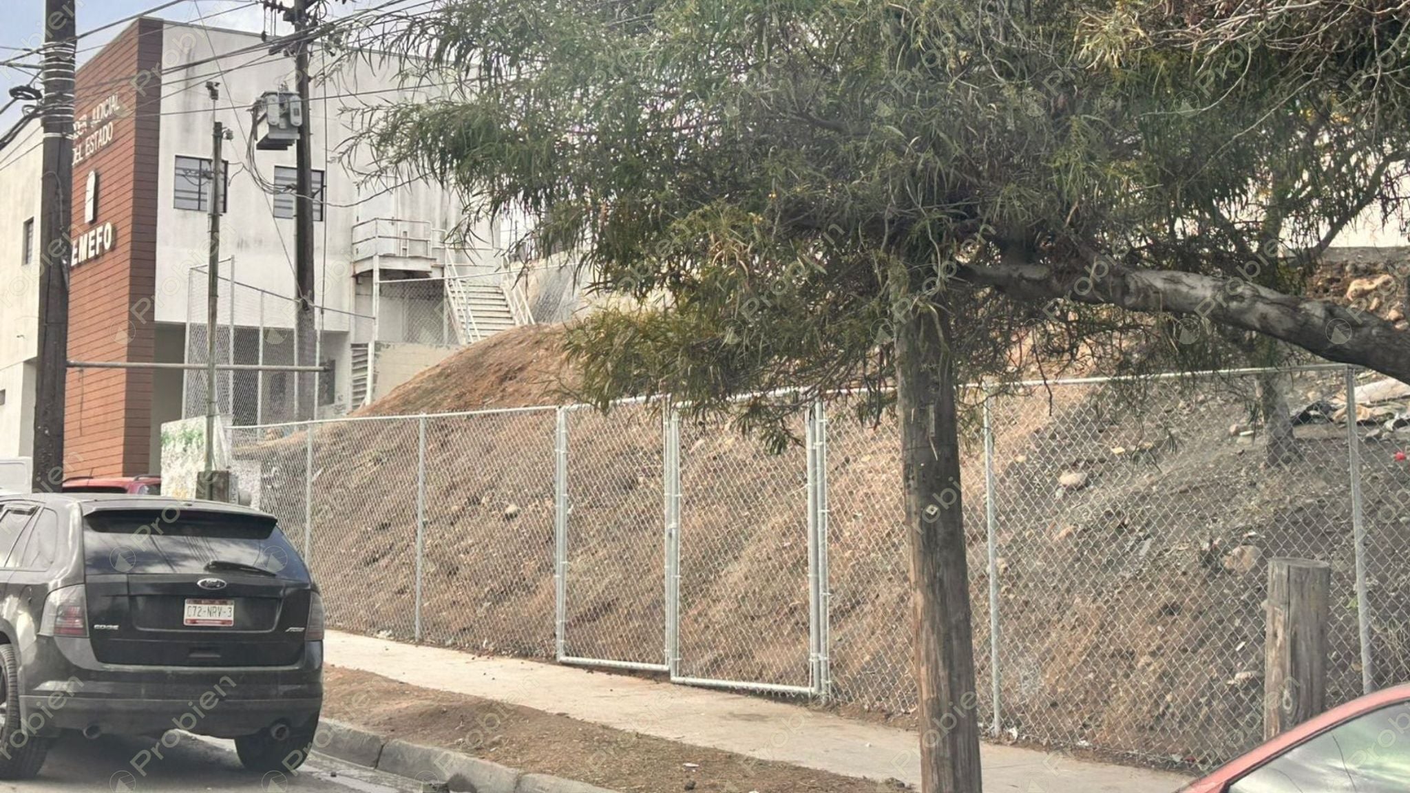 Terreno en venta y renta con doble frente comercial en Blvd Fundadores y Av. de la Televisión de 766 m² - Foto 4 de 6