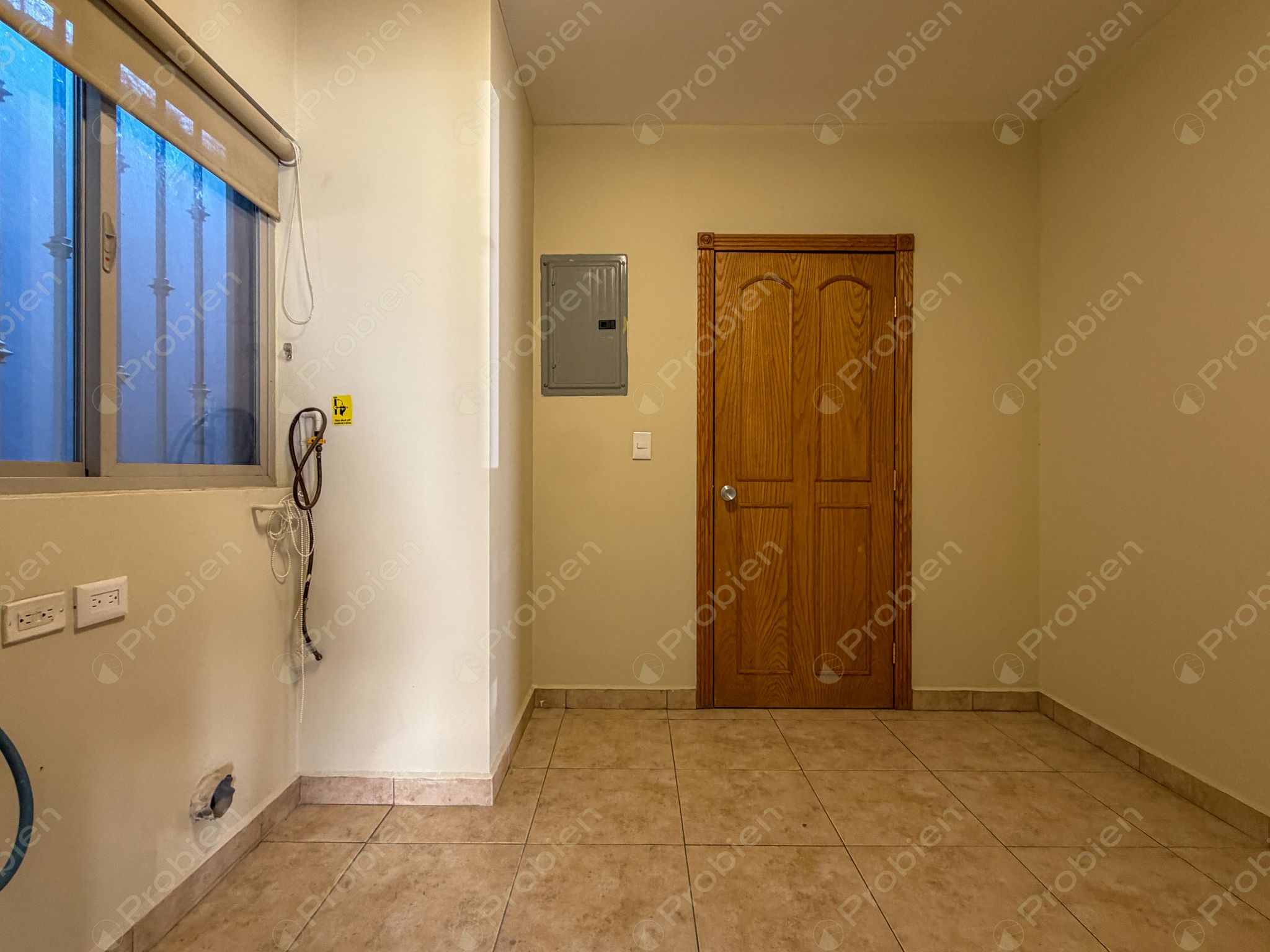 Casa en renta en Puerta de Hierro con 4 recámaras y amplio patio en Tijuana - Foto 25 de 27