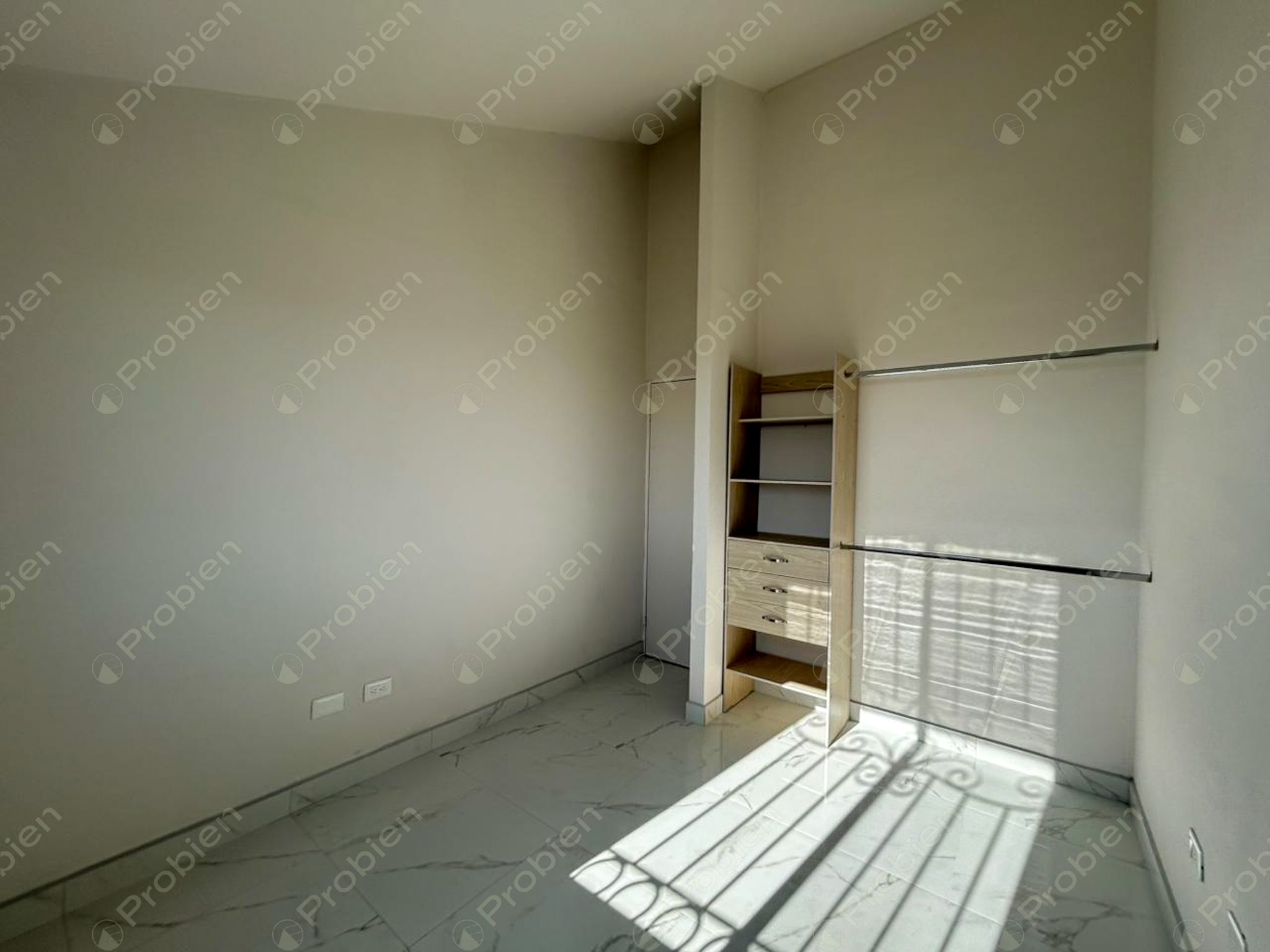 Casa en renta en Urbi Quinta Versalles en privada con 4 recámaras y seguridad - Foto 13 de 15