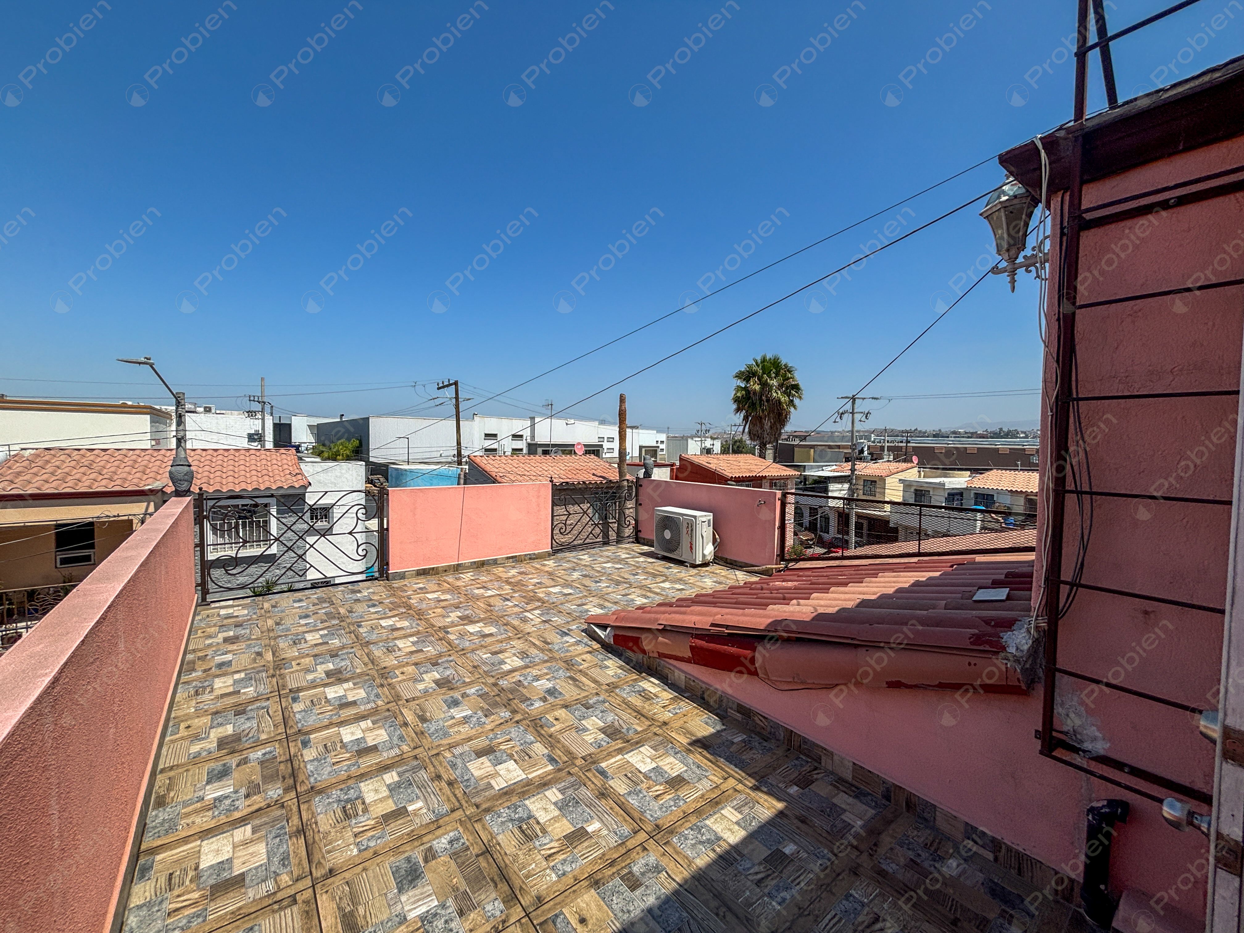 Casa en renta en Privada La Encantada Tijuana con rooftop y 5 recámaras - Foto 17 de 23